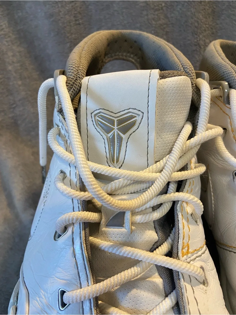 🏀 Nike Kobe 1 white shark